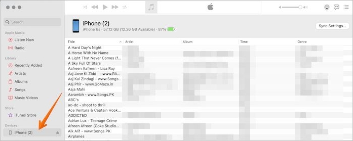Haz clic en el nombre del iPhone en la barra lateral izquierda