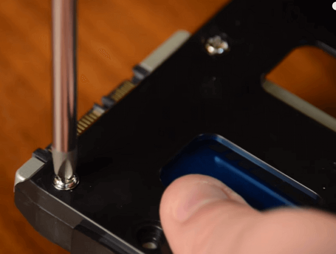 Prepara el disco SSD añadiendo la ranura de la unidad.